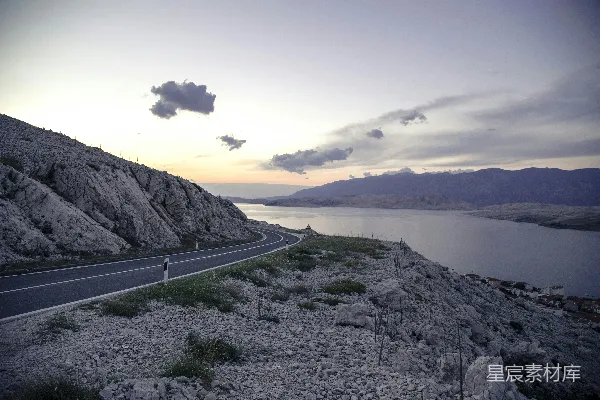 高清摄影 悬崖边的公路与宁静的海岸线