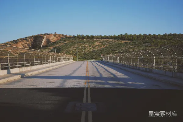 高清摄影 空旷的公路与山丘