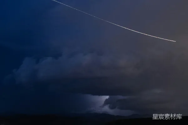 高清摄影 夜空中的流星划过