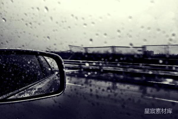 高清摄影 雨中的后视镜