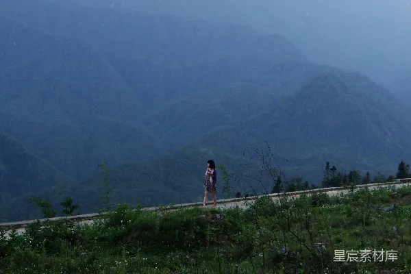 高清摄影 独行在山间的小道上