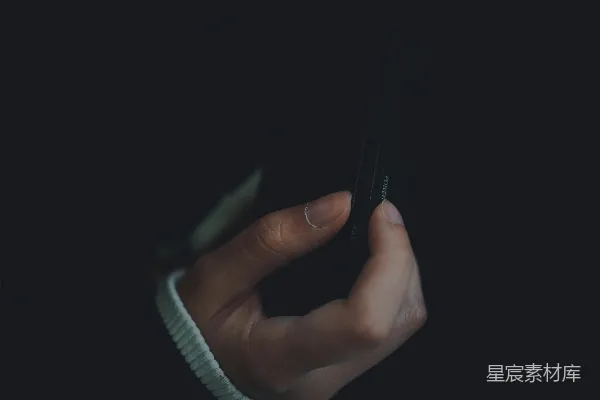 高清摄影 静谧手握笔