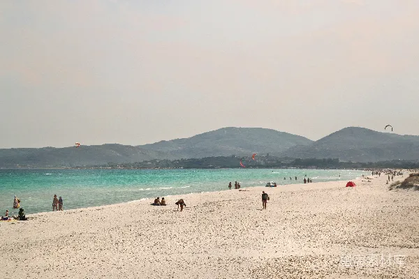 高清摄影 阳光海滩上的悠闲时光