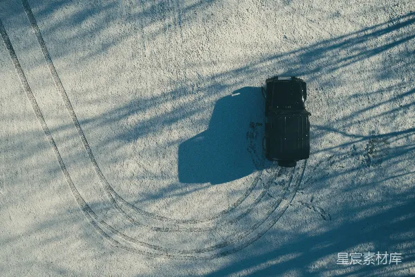 高清摄影 雪地里的车影