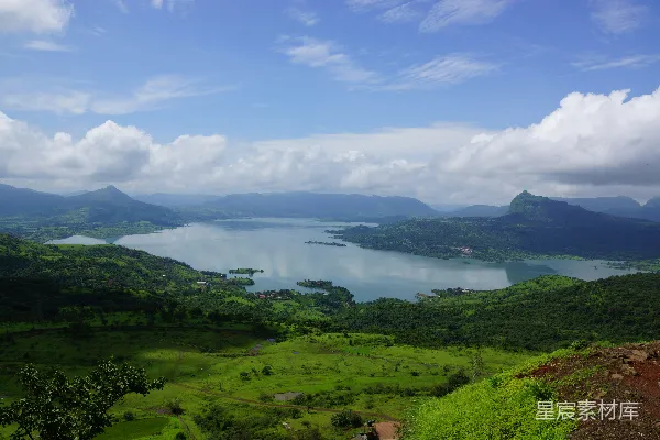 高清摄影 壮丽的绿色山谷与湖泊全景