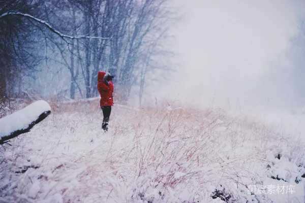 高清摄影 雪中的红衣人