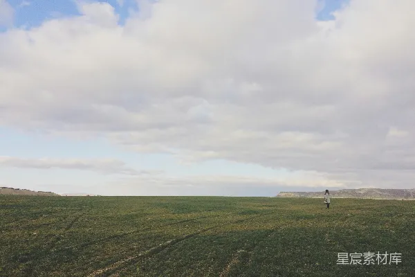 高清摄影 独自一人在广袤的草原上