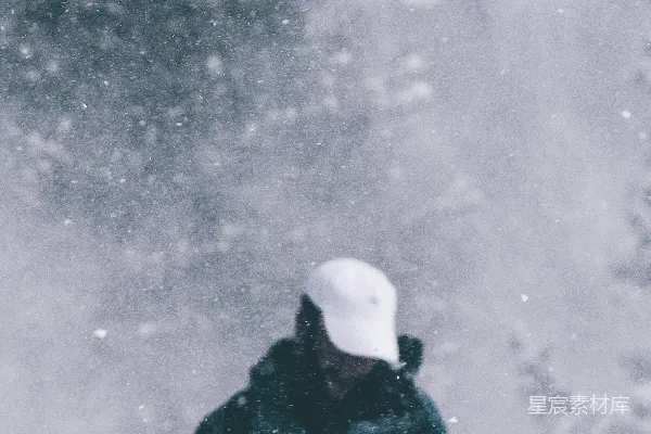 高清摄影 雪中的旅人