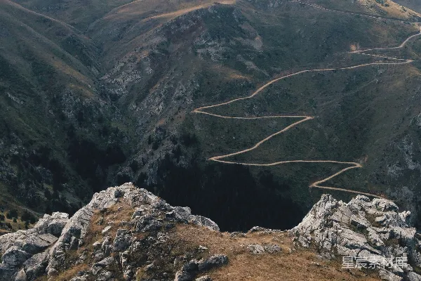 高清摄影 蜿蜒山路与岩石山峰