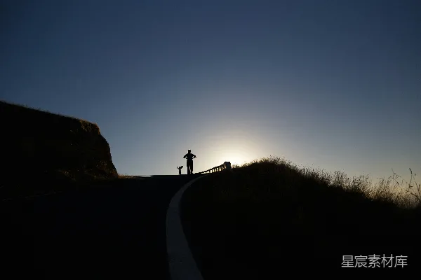 高清摄影 夕阳下的剪影：母子同行