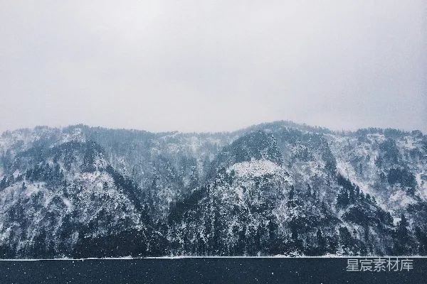 高清摄影 冬日雪景中的静谧山林