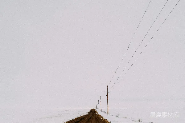 高清摄影 雪地中的电杆与道路