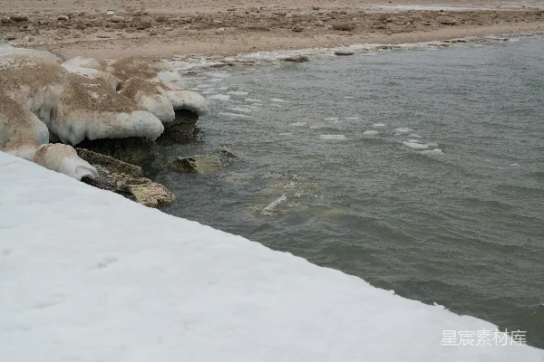 高清摄影 冬季河岸的冰雪与流水