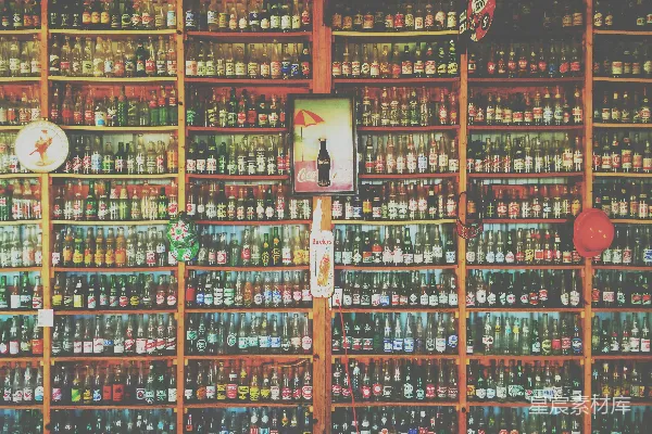 高清摄影 复古酒瓶陈列室