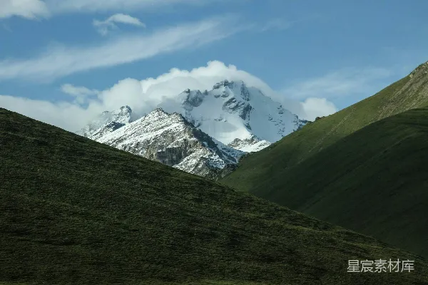 高清摄影 雪山与云海的壮丽景色