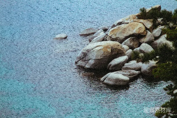 高清摄影 静谧湖畔的岩石与绿植