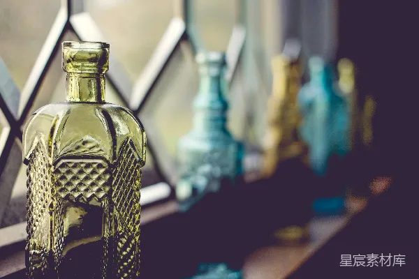 高清摄影 金色酒瓶与玻璃酒瓶的排列