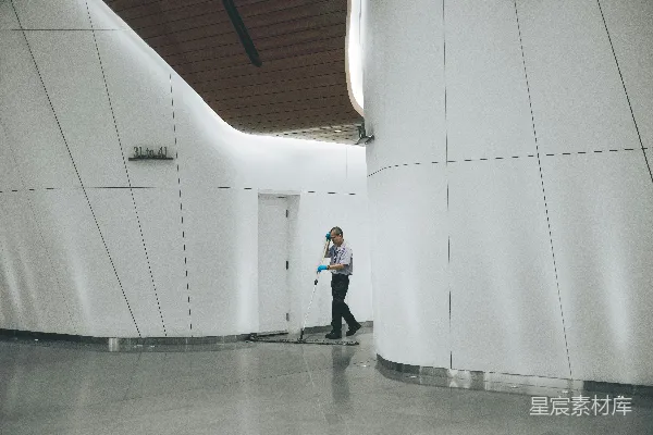 高清摄影 清洁工在现代化走廊中工作