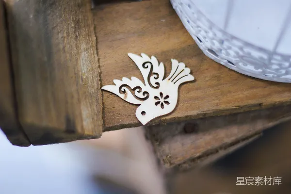 高清摄影 精致木雕小鸟挂件