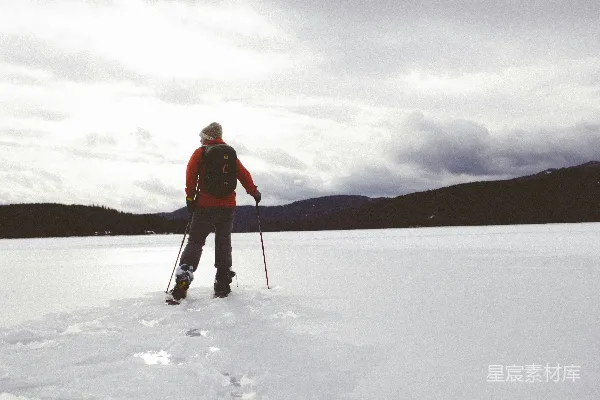 高清摄影 雪地徒步旅行者