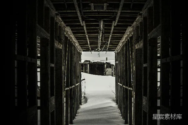 高清摄影 雪中的废弃建筑走廊