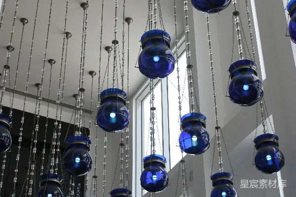 高清摄影 悬挂的蓝色玻璃灯饰