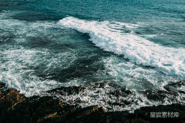 高清摄影 海浪拍打岩石