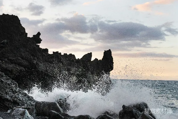 高清摄影 海浪撞击岩石的瞬间