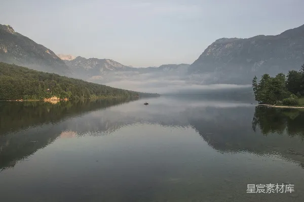高清摄影 宁静的湖面与远处的山峰