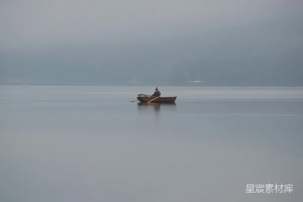 高清摄影 雾中独舟