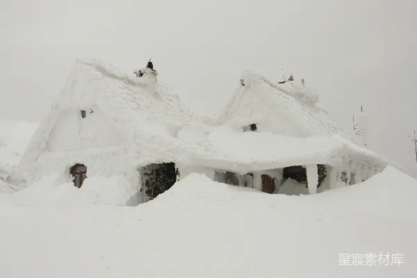 高清摄影 雪中被雪覆盖的房屋