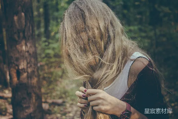 高清摄影 森林中的女孩