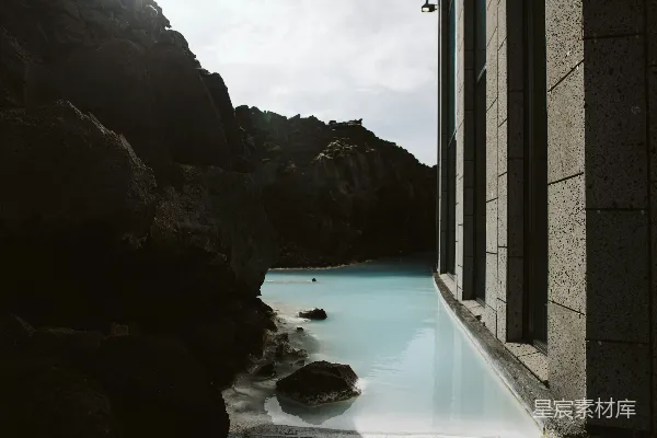 高清摄影 蓝湖温泉与岩石的对峙