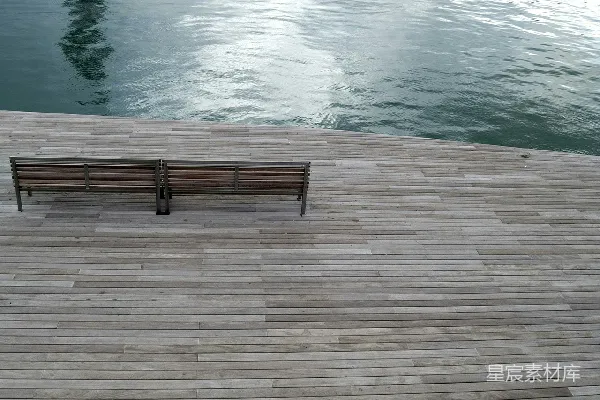 高清摄影 湖边的木栈道与长椅