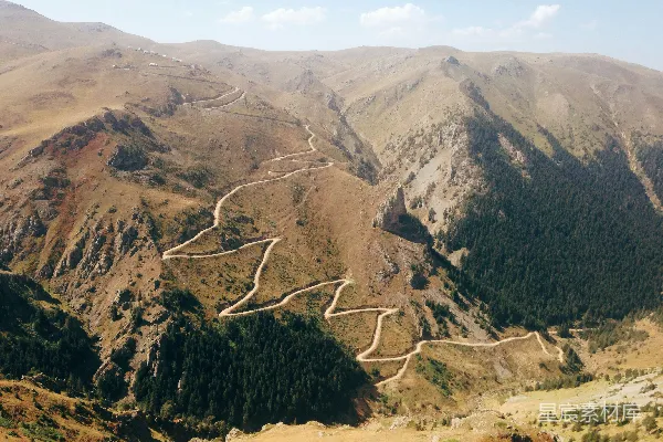 高清摄影 蜿蜒山路与山间森林