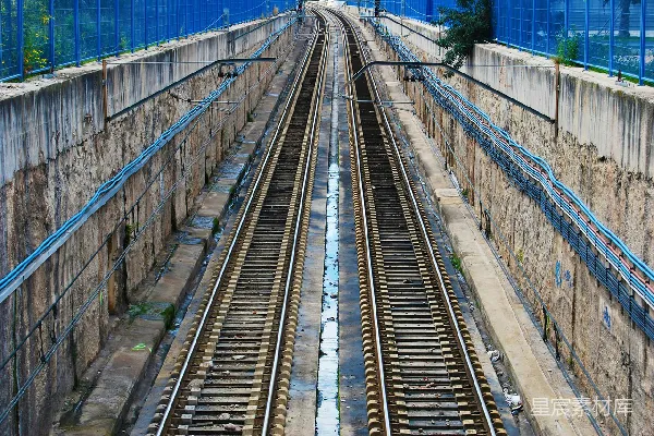高清摄影 废弃铁路与蓝色护栏