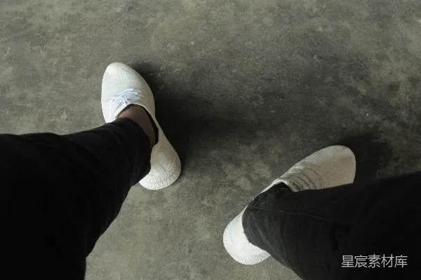 高清摄影 简约街头风：白色运动鞋与黑色牛仔裤