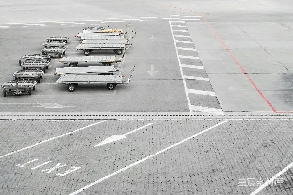 高清摄影 机场停机坪上的拖车
