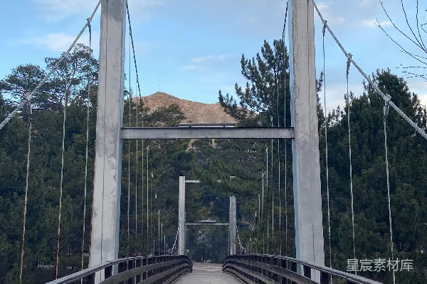 高清摄影 悬索桥上的风景