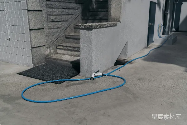 高清摄影 户外水龙头与蓝色水管