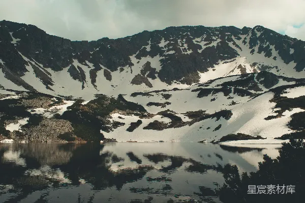 高清摄影 雪山倒影的宁静湖泊