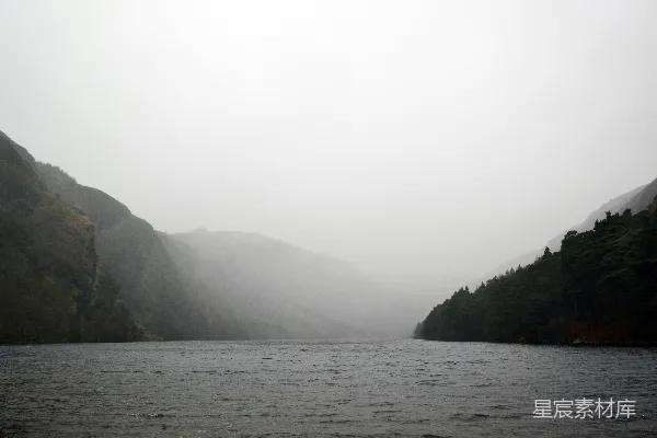 高清摄影 雾中的湖泊与山峦