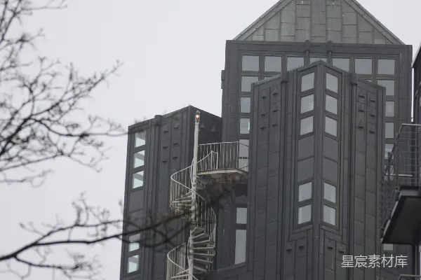 高清摄影 灰色建筑与螺旋楼梯