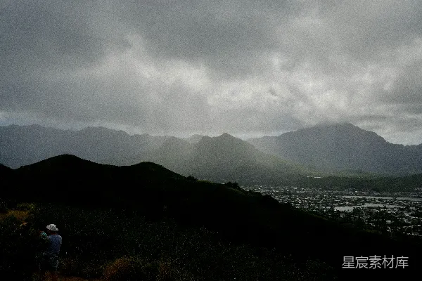 高清摄影 山间雨雾中的城市风光