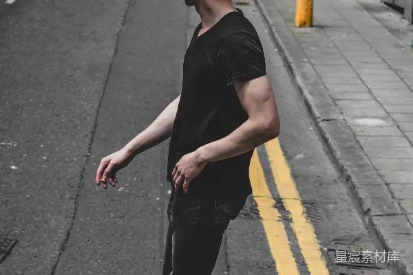 高清摄影 街头漫步的男子