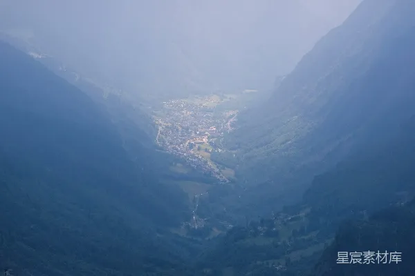 高清摄影 山谷中的小镇