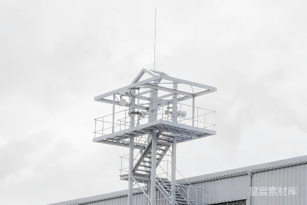 高清摄影 工业建筑上的通信塔