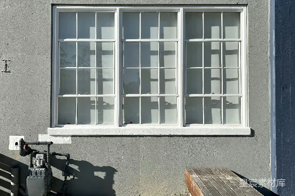 高清摄影 工业风格建筑的窗户与长椅