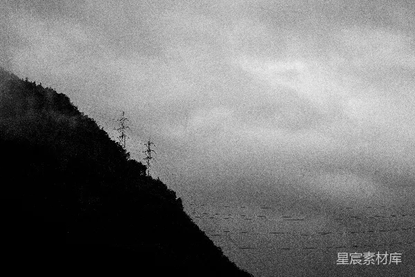 高清摄影 山间电线塔