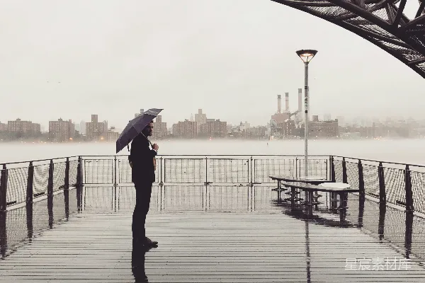 高清摄影 雨中码头的孤独身影